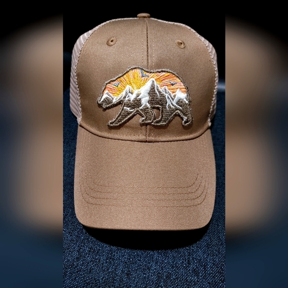 Mountain Hardwear Accessories - NWT Telluride premium embroidered Bear mountain Hat